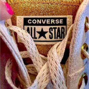 Women’s Size 9 Converse ! Good condition !!